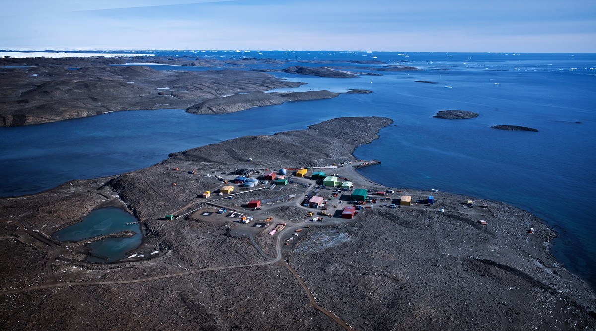 A recent aerial photo of Davis research station. © Davis Barringhaus/Australian Antarctic Division